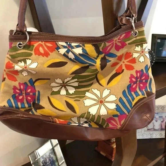 Relic canvas and faux leather trim. Three separate compartments inside. - Picture 3 of 8